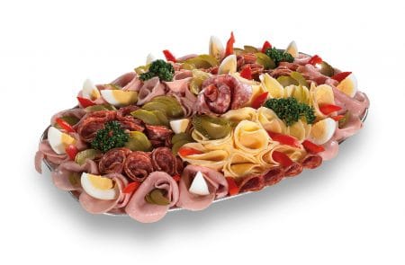 Kombinovaná obložená mísa s vlašským salátem